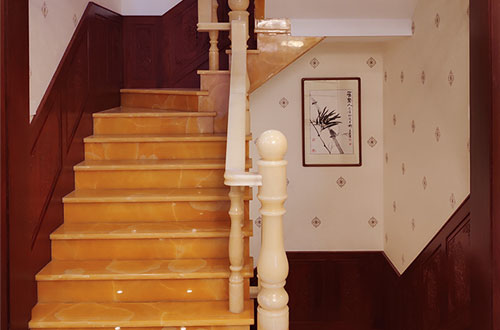 眉山中式别墅室内汉白玉石楼梯的定制安装装饰效果