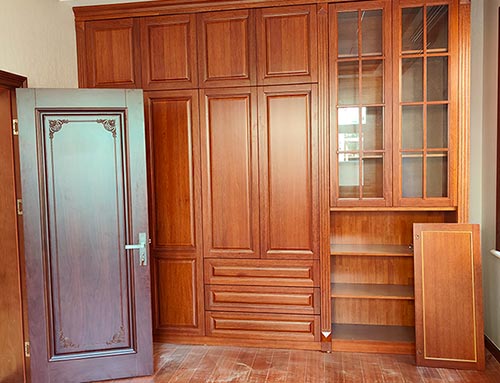 眉山中式家庭装修里定制的实木衣柜效果图